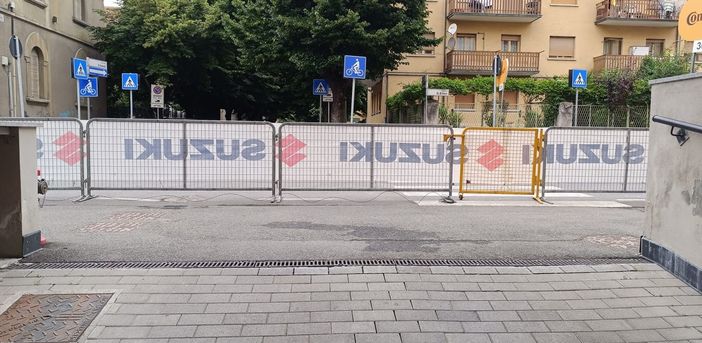 L'ingresso di una rampa dai garages bloccato dalle transenne