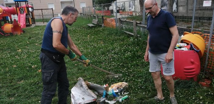 Fratelli d'Italia con scopa e paletta nelle vie del quartiere Dora
