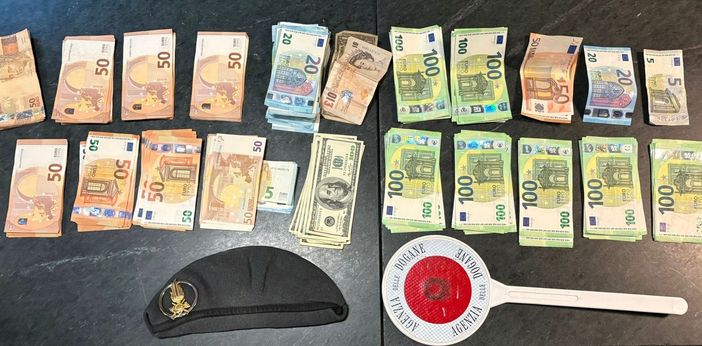 Al Gran San Bernardo sequestrati 26 mila euro non dichiarati e orologi di lusso Al Gran San Bernardo sequestrati 26 mila euro non dichiarati e orologi di lusso