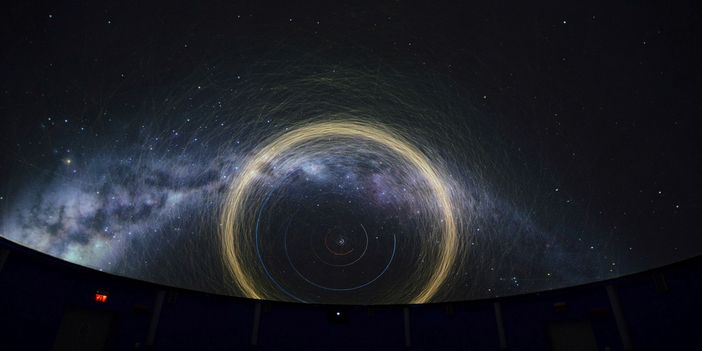 Le orbite dei corpi del Sistema Solare, sullo sfondo della Via Lattea, proiettati sulla volta del Planetario di Lignan. Credit: Paolo Rey/Regione Autonoma Valle d'Aosta
