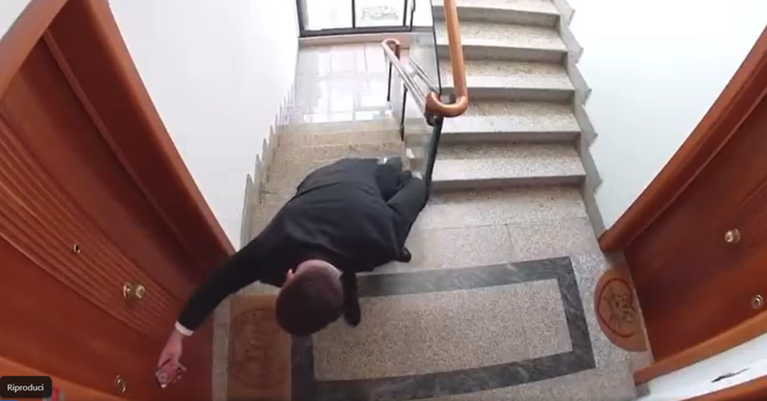 Immortalate e ora sui social le gesta dello scassinatore che ha svaligiato casa a Giovanni Girardini