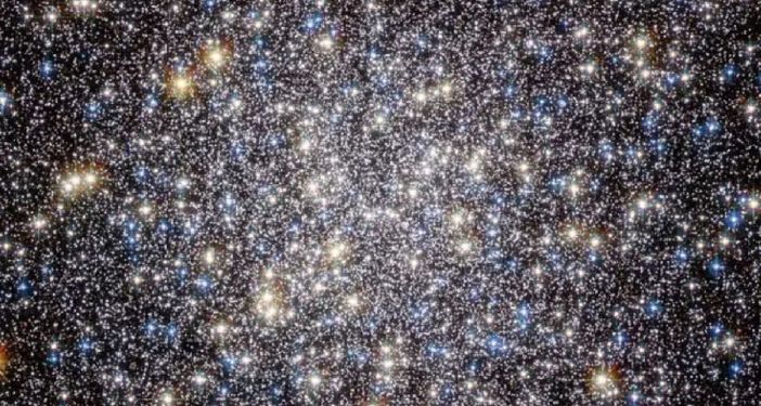 M13: Il più brillante e maestoso ammasso globulare dell'emisfero nord, incastonato nella costellazione di Ercole. M13: Il più brillante e maestoso ammasso globulare dell'emisfero nord, incastonato nella costellazione di Ercole.