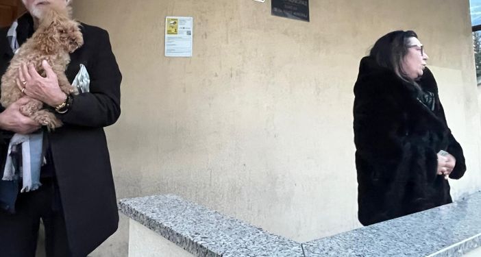 Liliana Padurariu (a dx) insieme a un conoscente con in braccio uno dei due cani all'esterno del Comando della 'Locale' Liliana Padurariu (a dx) insieme a un conoscente con in braccio uno dei due cani all'esterno del Comando della 'Locale'