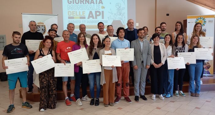 Foto di gruppo per i nuovi giovani apicoltori insieme all'assessore Carrel