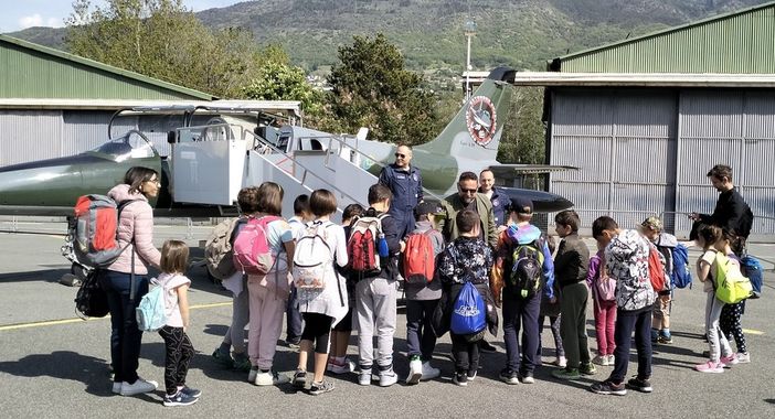 Un'istruttiva visita all'aeroporto di Aosta con Fleurs De Vie Un'istruttiva visita all'aeroporto di Aosta con Fleurs De Vie