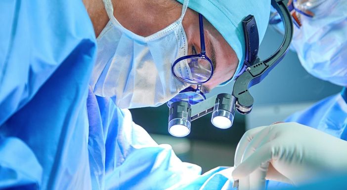 Dita dei piedi congelate, intervento al 'Parini' evita l'amputazione a una giovane alpinista Dita dei piedi congelate, intervento al 'Parini' evita l'amputazione a una giovane alpinista