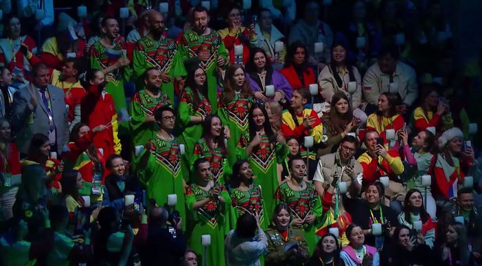 Bandiere e ragazzi/e di tutti i Paesi al Festival Mondiale della Gioventù