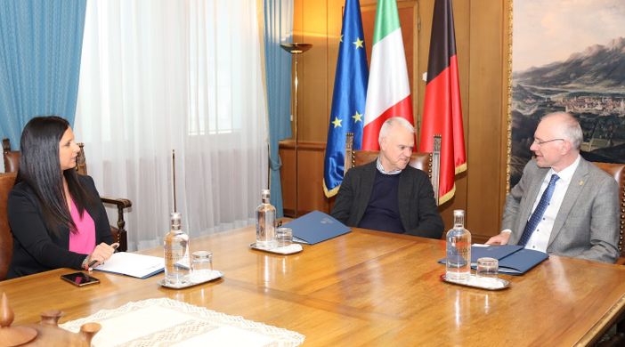 Da sn Emily Rini, il ministro forzista Paolo Zangrillo e il Presidente della Giunta, Renzo Testolin durante un incontro istituzionale (foto di archivio)