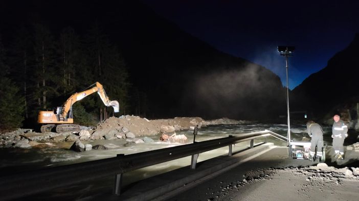 Dopo alluvione, per lunedì mattina pronta la strada di cantiere per Cogne
