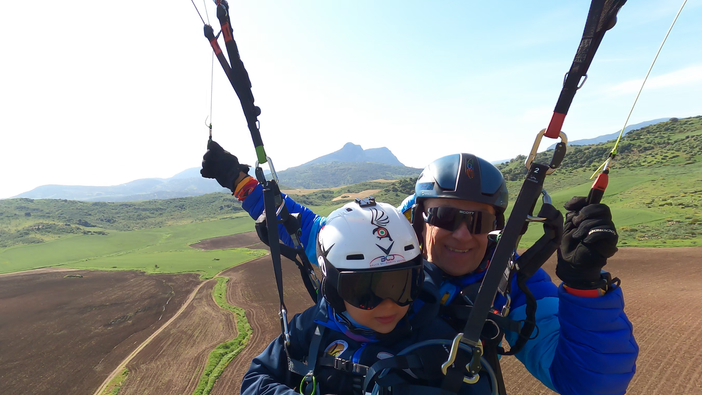 Valerio e Luigi Boggia nei cieli dell'Andalusia con i campioni del parapendio Valerio e Luigi Boggia nei cieli dell'Andalusia con i campioni del parapendio
