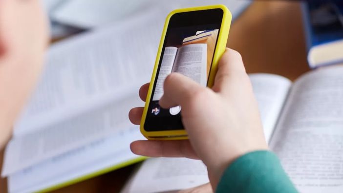 Anche in Valle telefoni cellulari banditi da tutte le aule scolastiche Anche in Valle telefoni cellulari banditi da tutte le aule scolastiche
