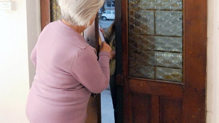 Truffe agli anziani in aumento in Valle, falsi agenti e tecnici tra i raggiri più diffusi Truffe agli anziani in aumento in Valle, falsi agenti e tecnici tra i raggiri più diffusi