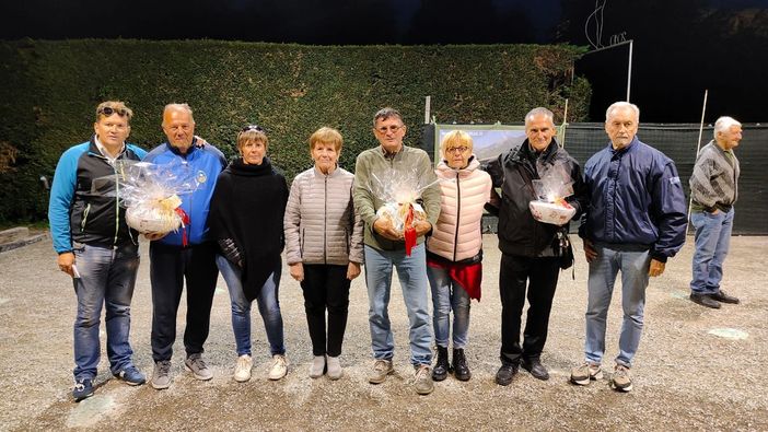 Da sn, Massimiliano Lale Demoz, Marco Ronc, Elena Davisod (figlia di Guerrino), Rita Perrin (moglie di Guerrino), Remo Comé, Adriana Davisod (figlia di Guerrino), Vincenzo Di Leo, Andrea Rosset (vicepresidente bocciofila)
