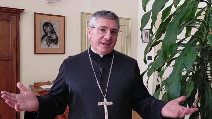 Illumina Aosta, puntata dei preti: il Vescovo chiede scusa, però difende l’onorabilità dei parroci della Diocesi Illumina Aosta, puntata dei preti: il Vescovo chiede scusa, però difende l’onorabilità dei parroci della Diocesi