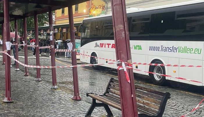 Tragedia sfiorata a Ivrea, pullman sostitutivo per Aosta 'centra' la pensilina dei passeggeri Tragedia sfiorata a Ivrea, pullman sostitutivo per Aosta 'centra' la pensilina dei passeggeri
