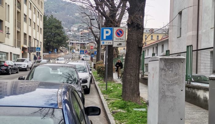 Aosta, multe in corso Père Laurent; protestano gli automobilisti per la segnaletica