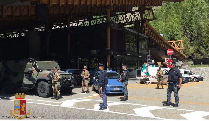 Evade dai domiciliari, arrestato sul bus per Parigi al traforo del Monte Bianco