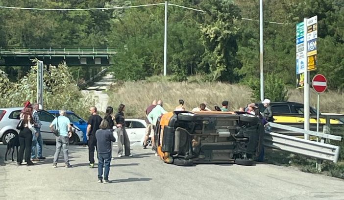 Auto contro Apecar sulla statale 26 alla rotatoria di Nus, due feriti