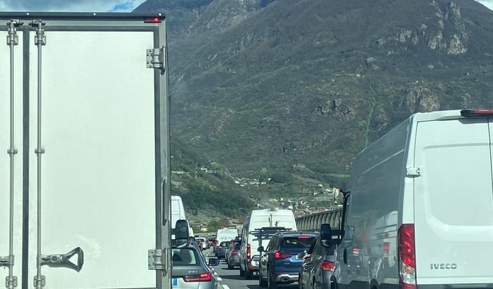 Tre chilometri in tre ore; la 'passione' degli utenti su A5 e Statale 26