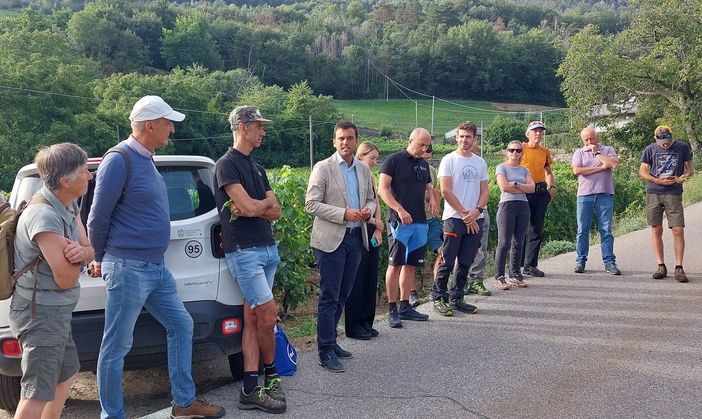 L'assessore Marco Carrel (al centro) insieme ad alcuni viticoltori che hanno partecipato al convegno L'assessore Marco Carrel (al centro) insieme ad alcuni viticoltori che hanno partecipato al convegno