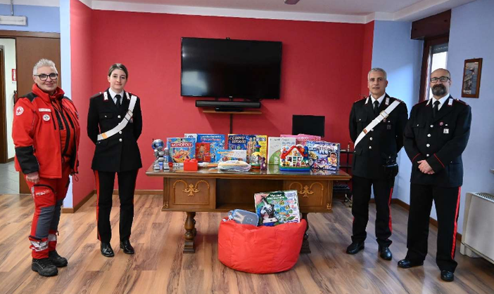 I carabinieri di Aosta donano giocattoli alla Croce Rossa valdostana