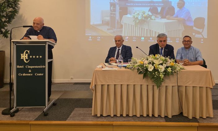 Da sn Mons. Giuliano Giuseppe, Vescovo di Lucera; il professor Aldo Bova, presidente del Forum nazionale delle Associazioni Sociosanitarie; il dottor Antonio Falcone, vicepresidente per il sud Italia e vicario Associazione Medici Cattolici Italiani- Amci; Don Isodoro Mercuri Giovinazzo, presidente nazionale Associazione Italiana di Pastorale Sanitaria -AIPaS