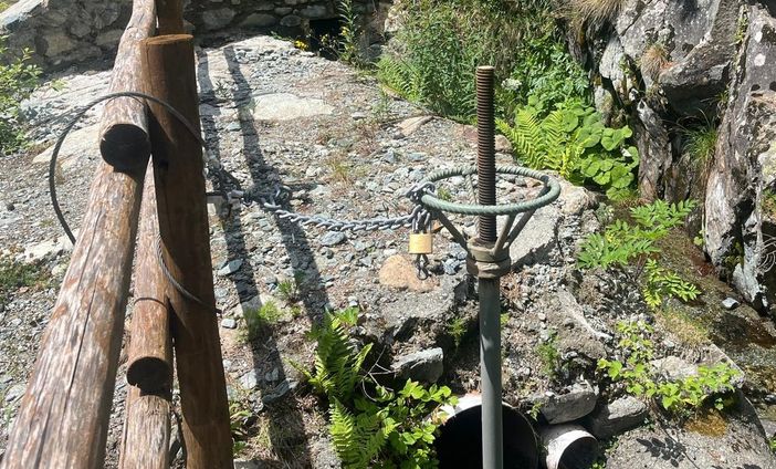 Champdepraz; a Chèvrere l'acqua è sorvegliata speciale; lucchetti alle paratoie e due CMF stanno a guardare