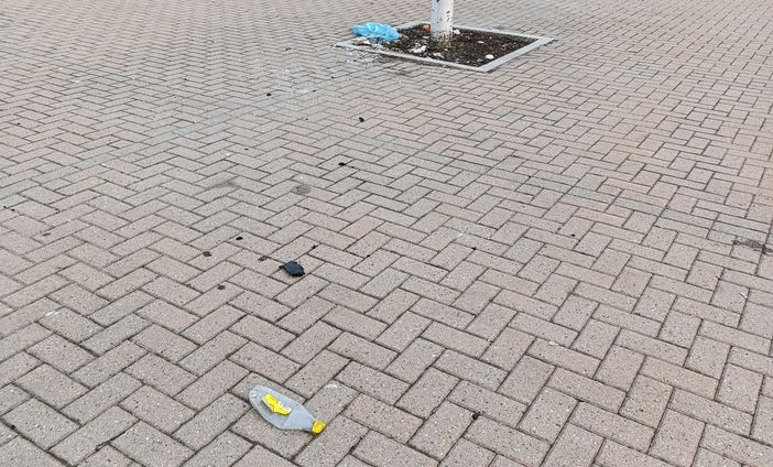 Quanti rifiuti 'parcheggiati' tra la Cidac e la partenza della funivia per Pila