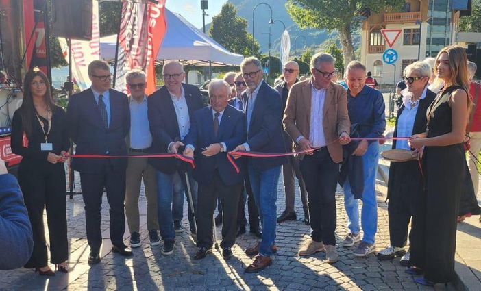 Al centro della foto il presidente di Confcommercio VdA, Graziano Dominidiato, taglia il nastro di BeerCult Al centro della foto il presidente di Confcommercio VdA, Graziano Dominidiato, taglia il nastro di BeerCult