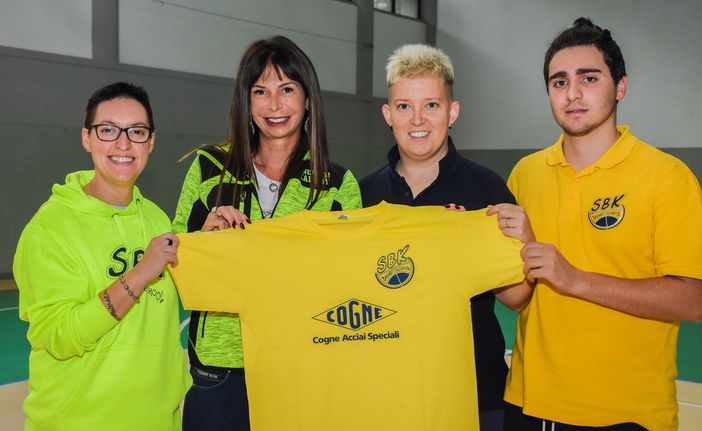 Stefania Minniti, presidente della SBK Basket School; Ilaria Fadda, direttore Risorse Umane CAS; Silvia Rosset, coordinatrice tecnica e organizzativa SBK Basket School; Simone De Fazio, istruttore minibasket Stefania Minniti, presidente della SBK Basket School; Ilaria Fadda, direttore Risorse Umane CAS; Silvia Rosset, coordinatrice tecnica e organizzativa SBK Basket School; Simone De Fazio, istruttore minibasket