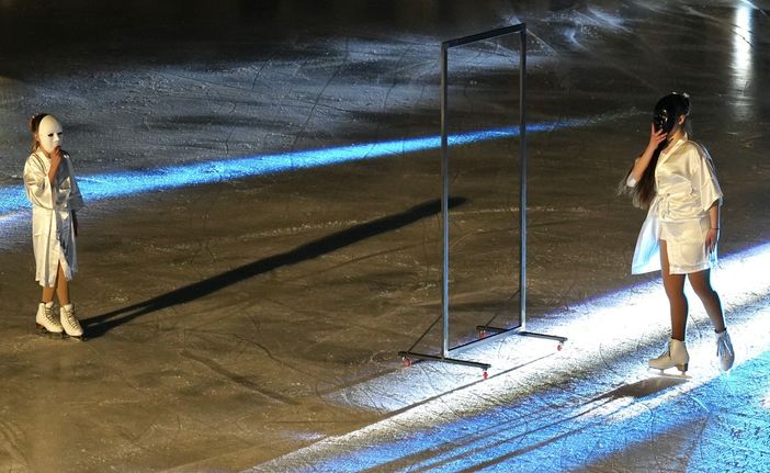 'Oltre lo specchio', applausi a valanga al Palaghiaccio di Aosta 'Oltre lo specchio', applausi a valanga al Palaghiaccio di Aosta