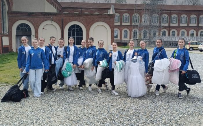Foto di gruppo davanti alla Lavanderia a Vapore di Collegno