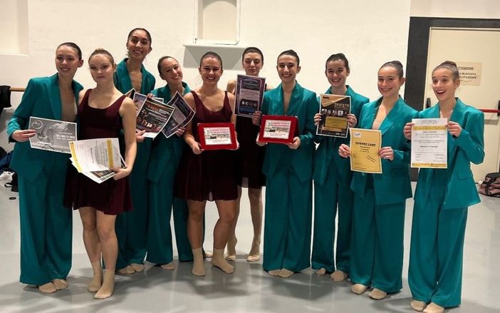 Le 10 allieve dell'Institut de Danse al primo posto tra i Gruppi Open Le 10 allieve dell'Institut de Danse al primo posto tra i Gruppi Open