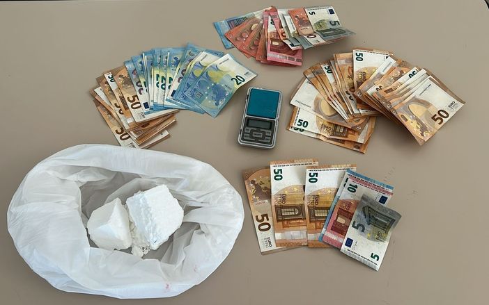 Lo stupefacente e il denaro sequestrati alla 26enne