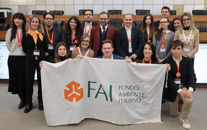 Il gruppo dei giovani del FAI insieme al Presidente del Consiglio Valle, Stefano Aggravi