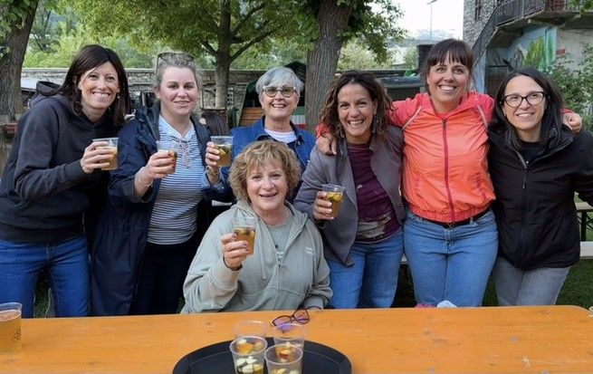 Franca Angela Aiello (seduta al centro della foto) insieme alle amiche violette