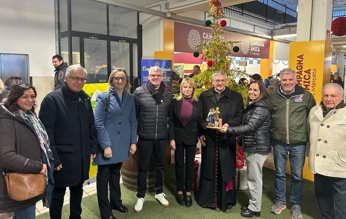 Coldiretti e Confartigianato donano al vescovo Lovignana la statuina del Presepe 2025