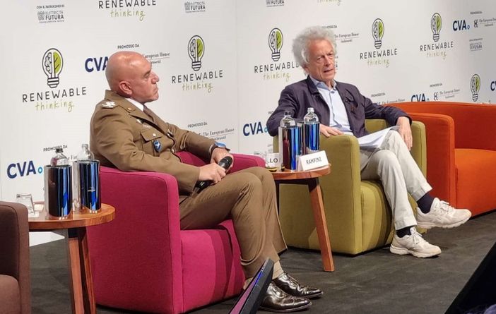 Il generale Carmine Masiello insieme al giornalista e saggista Federico Rampini sul palco di Renewable Thinking Il generale Carmine Masiello insieme al giornalista e saggista Federico Rampini sul palco di Renewable Thinking