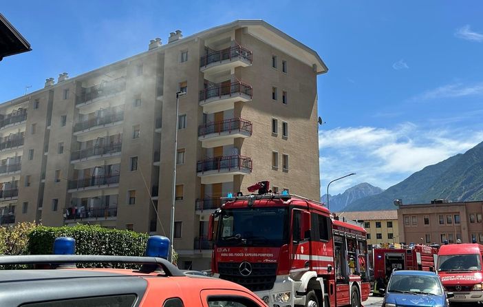 Incendio garage ad Aosta; evacuato condominio, strada chiusa e colpo di calore a un vigile Incendio garage ad Aosta; evacuato condominio, strada chiusa e colpo di calore a un vigile