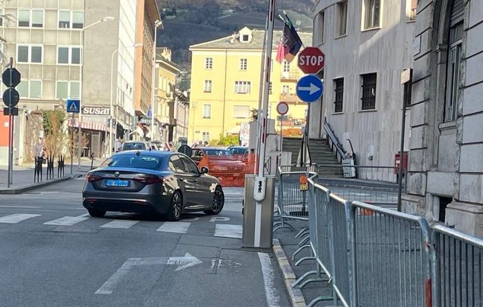 Magistrati e carabinieri lasciano il Palazzo di Giustiza di Aosta Magistrati e carabinieri lasciano il Palazzo di Giustiza di Aosta