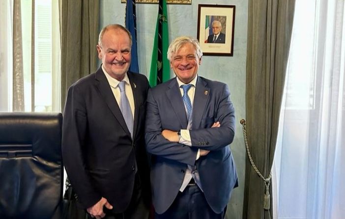 Il ministro Calderoli e l'assessore Caveri durante un incontro nel gennaio scorso Il ministro Calderoli e l'assessore Caveri durante un incontro nel gennaio scorso