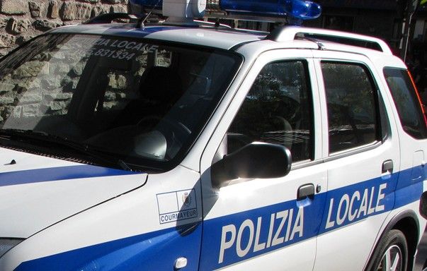 Courmayeur, rifiuti accanto ai cassonetti; multa da mille euro a un ristoratore