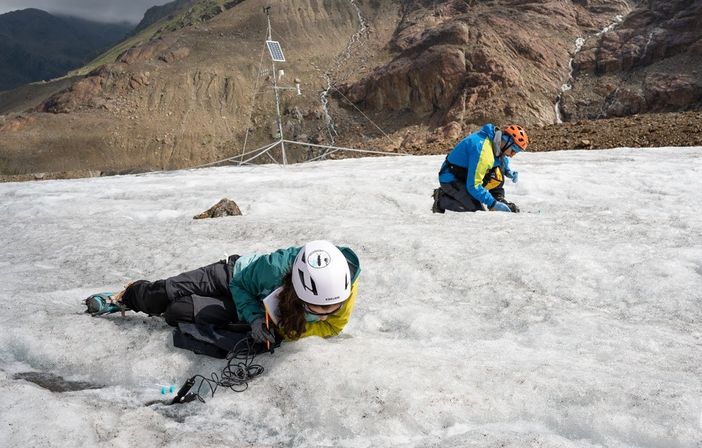 Attività di campionamento sul Ghiacciaio dei Forni (fotografo Filippo Ribola)