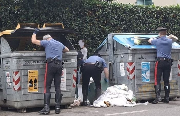 I carabinieri cercano la possibile arma del delitto