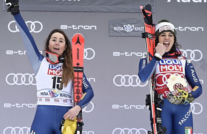 Sofia Goggia e Federica Brignone su un podio in CdM (foto di archivio)
