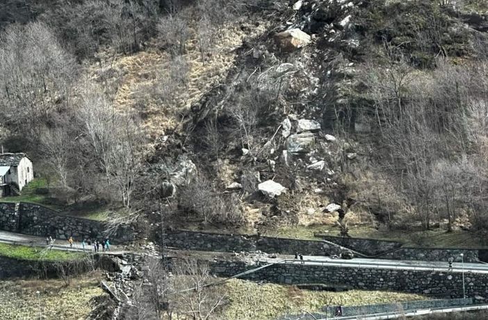 Frana sulla regionale per Gressoney, aperta una finestra oraria di passaggio