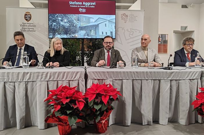 L'Ufficio di presidenza del ConsVdA: da sn Laurent Vierin, Loredana Petey, Stefano Aggravi, Massimo Lattanzi e Corrado Bellora L'Ufficio di presidenza del ConsVdA: da sn Laurent Vierin, Loredana Petey, Stefano Aggravi, Massimo Lattanzi e Corrado Bellora