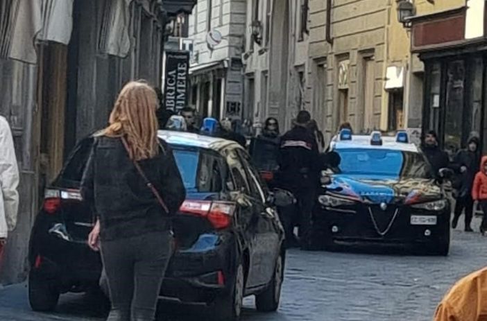 Aosta, maltratta il suo cane nelle vie del centro ma arrivano i carabinieri Aosta, maltratta il suo cane nelle vie del centro ma arrivano i carabinieri
