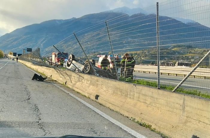 Auto si ribalta sull’A5 a Pollein: due feriti trasportati in Pronto soccorso