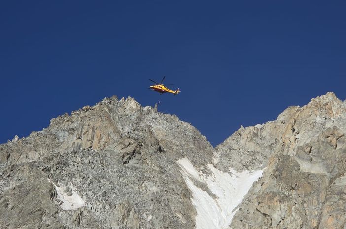 In salvo alpinista travolta da un masso sulla Aiguille de Toula In salvo alpinista travolta da un masso sulla Aiguille de Toula